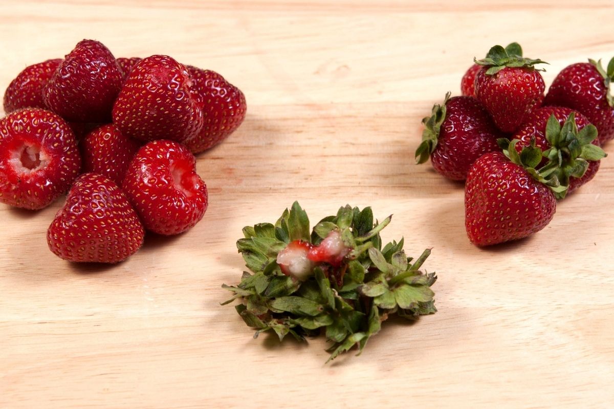 hull berries for fresh strawberry pie3